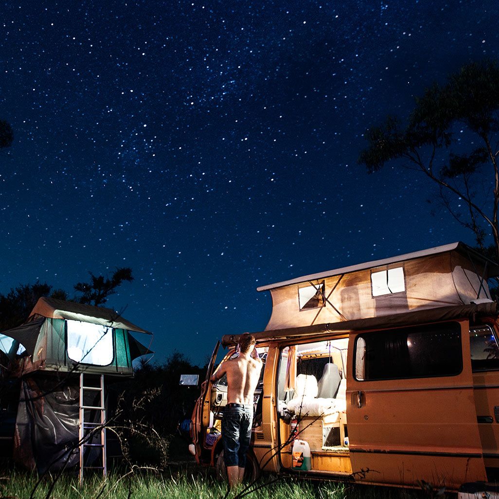 Photo de campeur avec ciel étoilé